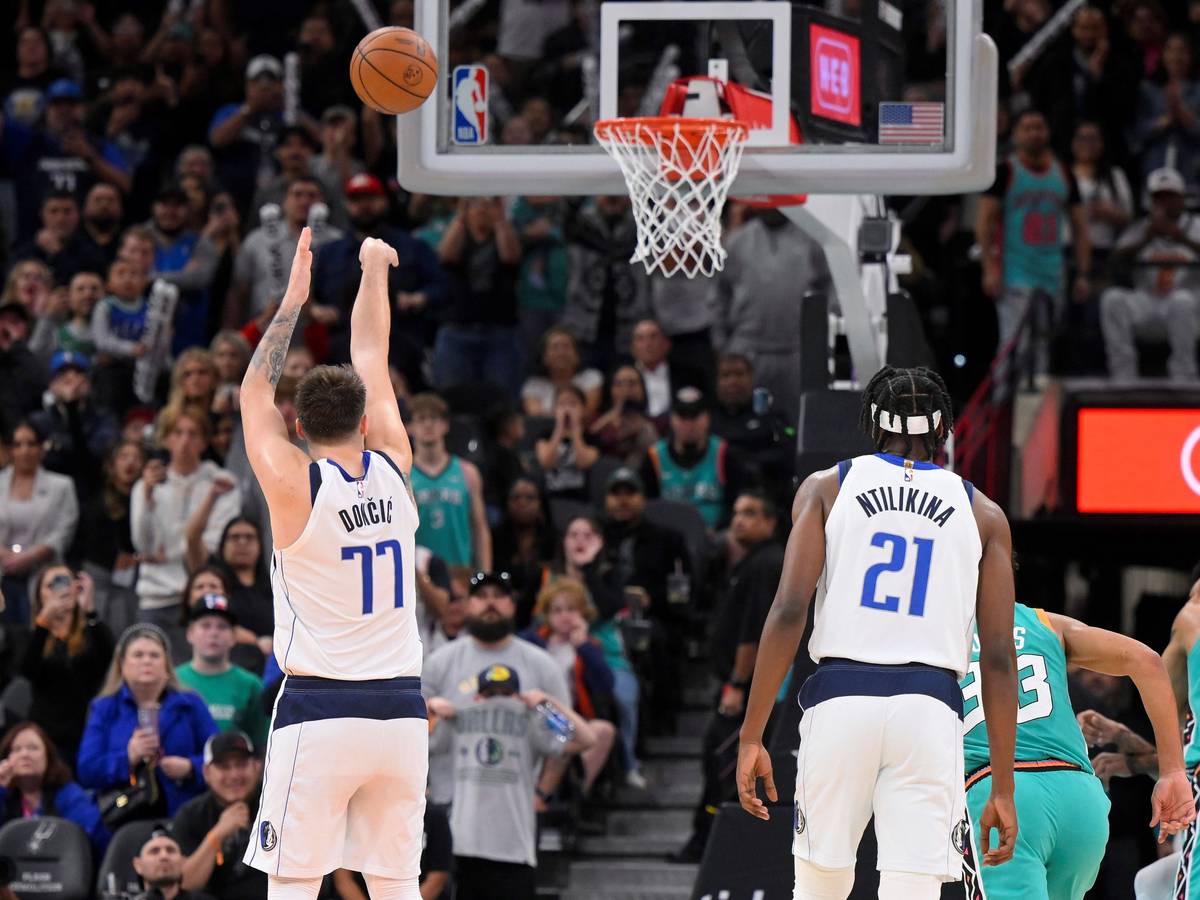 Luka Doncic (M) von den Dallas Mavericks wirft in den letzten Sekunden einen Freiwurf.