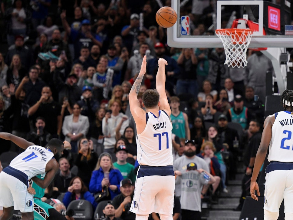 Luka Doncic (M) von den Dallas Mavericks wirft in den letzten Sekunden einen Freiwurf.