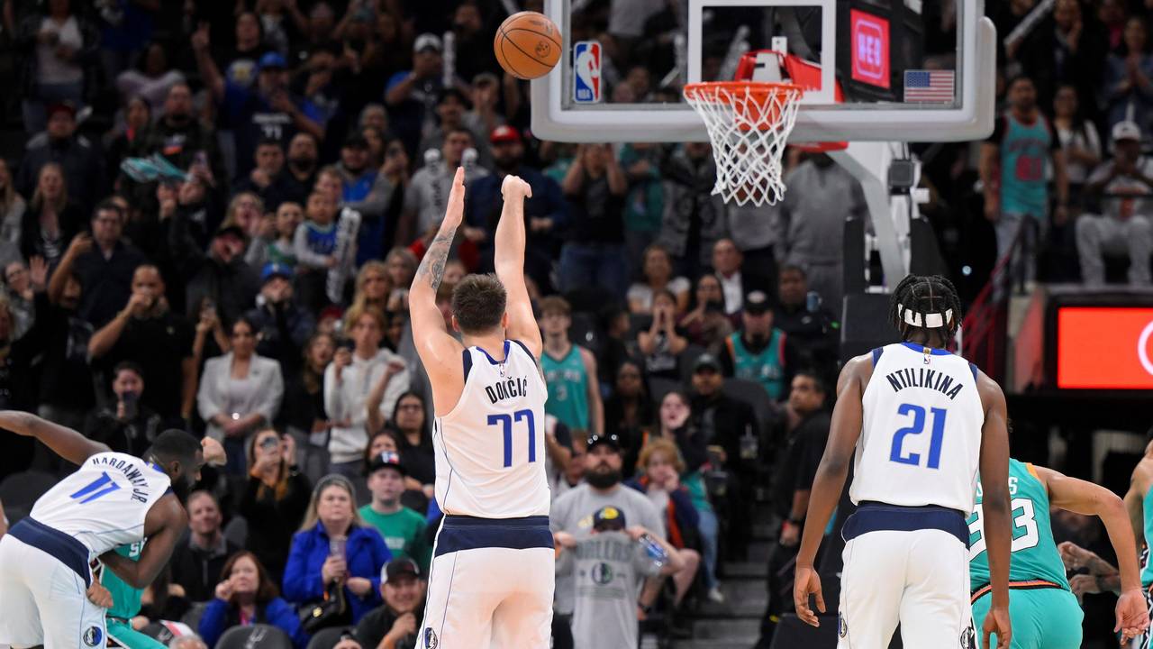 Luka Doncic (M) von den Dallas Mavericks wirft in den letzten Sekunden einen Freiwurf.