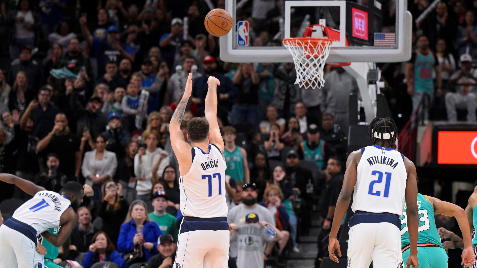 Luka Doncic (M) von den Dallas Mavericks wirft in den letzten Sekunden einen Freiwurf.