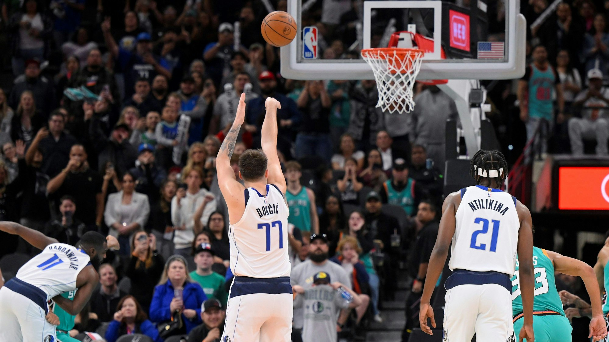 Luka Doncic (M) von den Dallas Mavericks wirft in den letzten Sekunden einen Freiwurf.