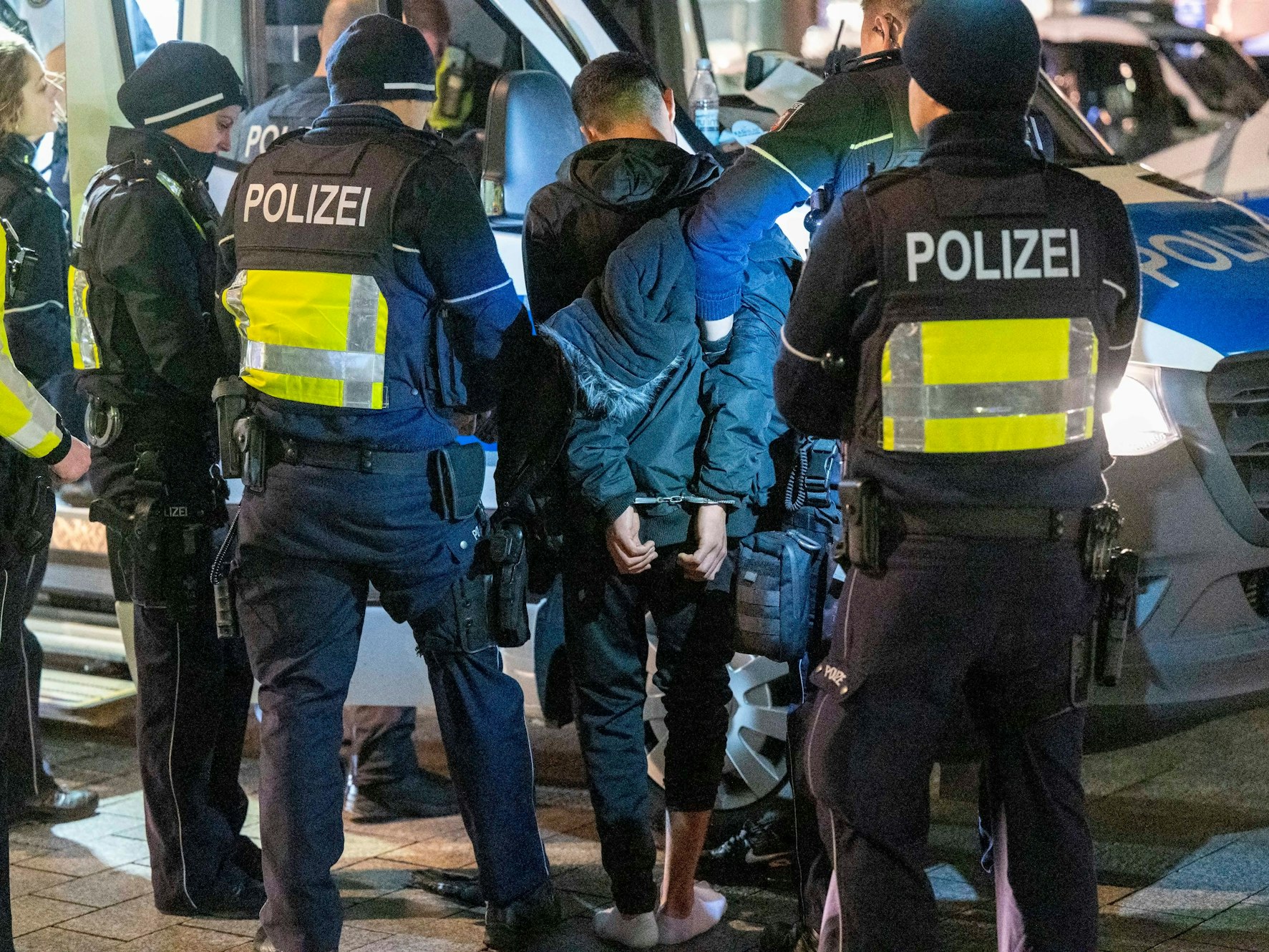 Polizisten nehmen an Silvester in Köln einen Mann fest.