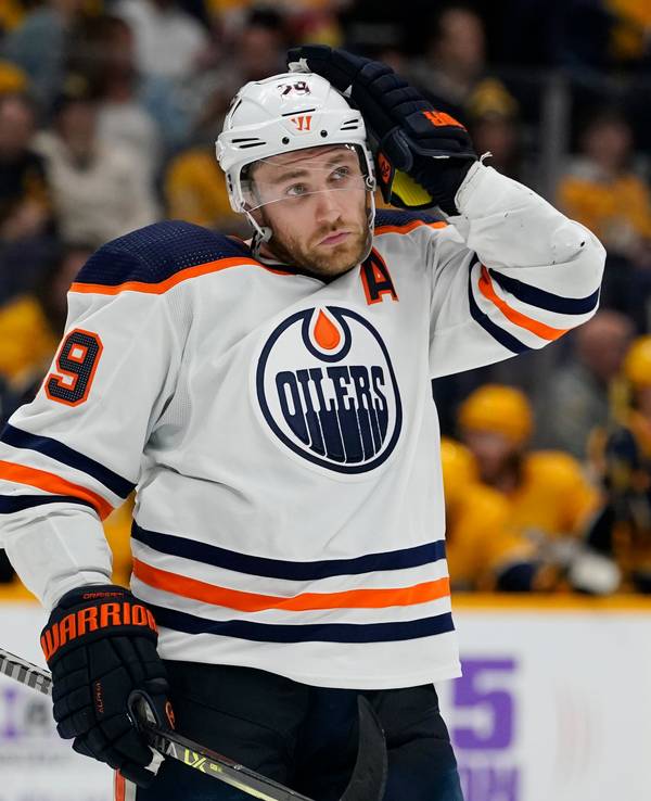 Leon Draisaitl greift sich bei einem Spiel der Edmonton Oilers in der NHL an den Helm.