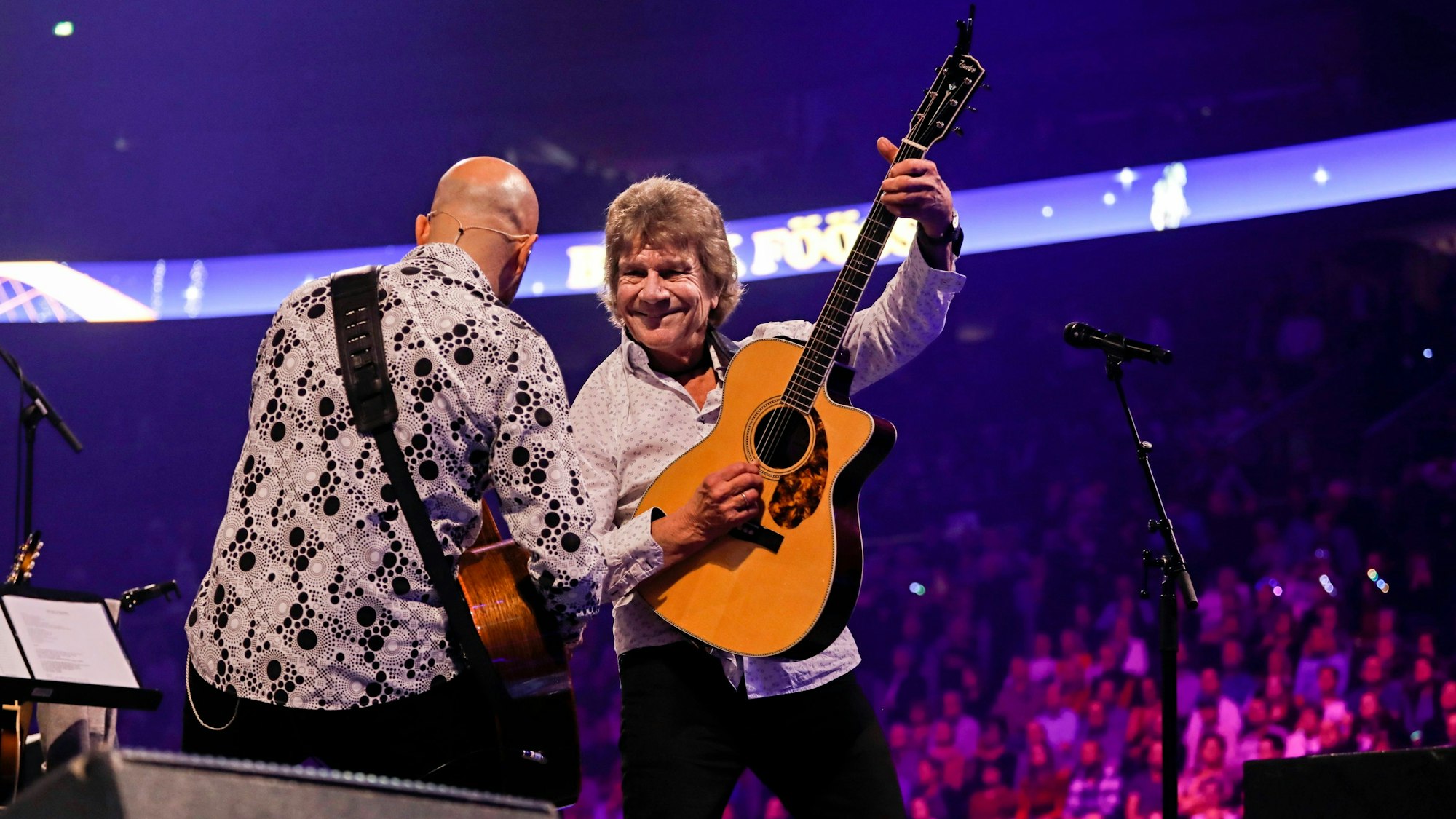 Bömmel von den Bläck Fööss spielt Gitarre.