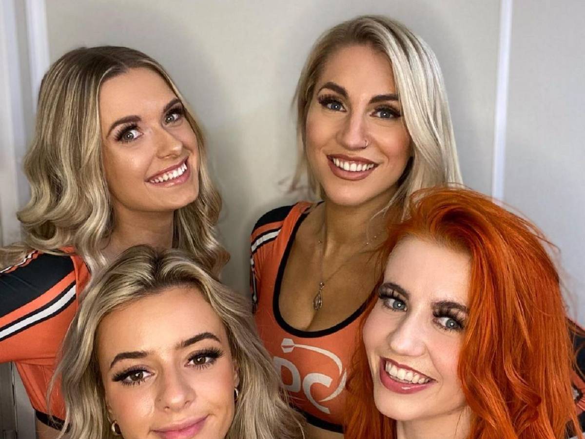 Die PDC Darts Dancers posieren für ein Selfie im Alexandra Palace in London.