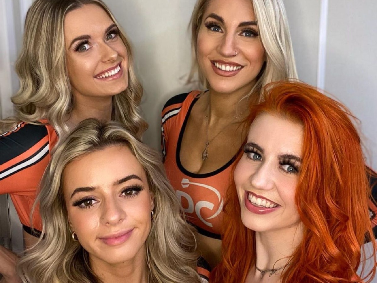 Die PDC Darts Dancers posieren für ein Selfie im Alexandra Palace in London.
