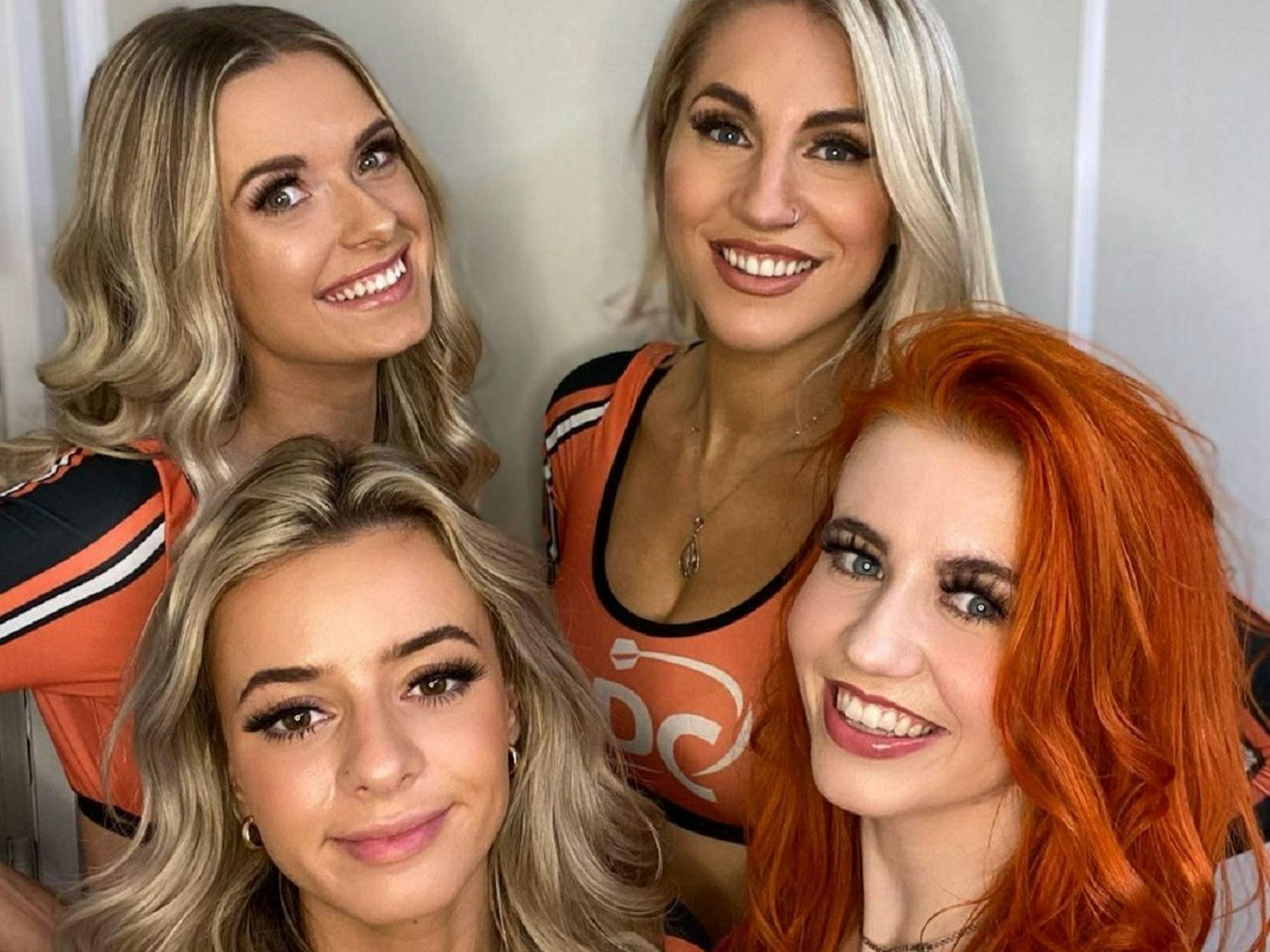 Die PDC Darts Dancers posieren für ein Selfie im Alexandra Palace in London.