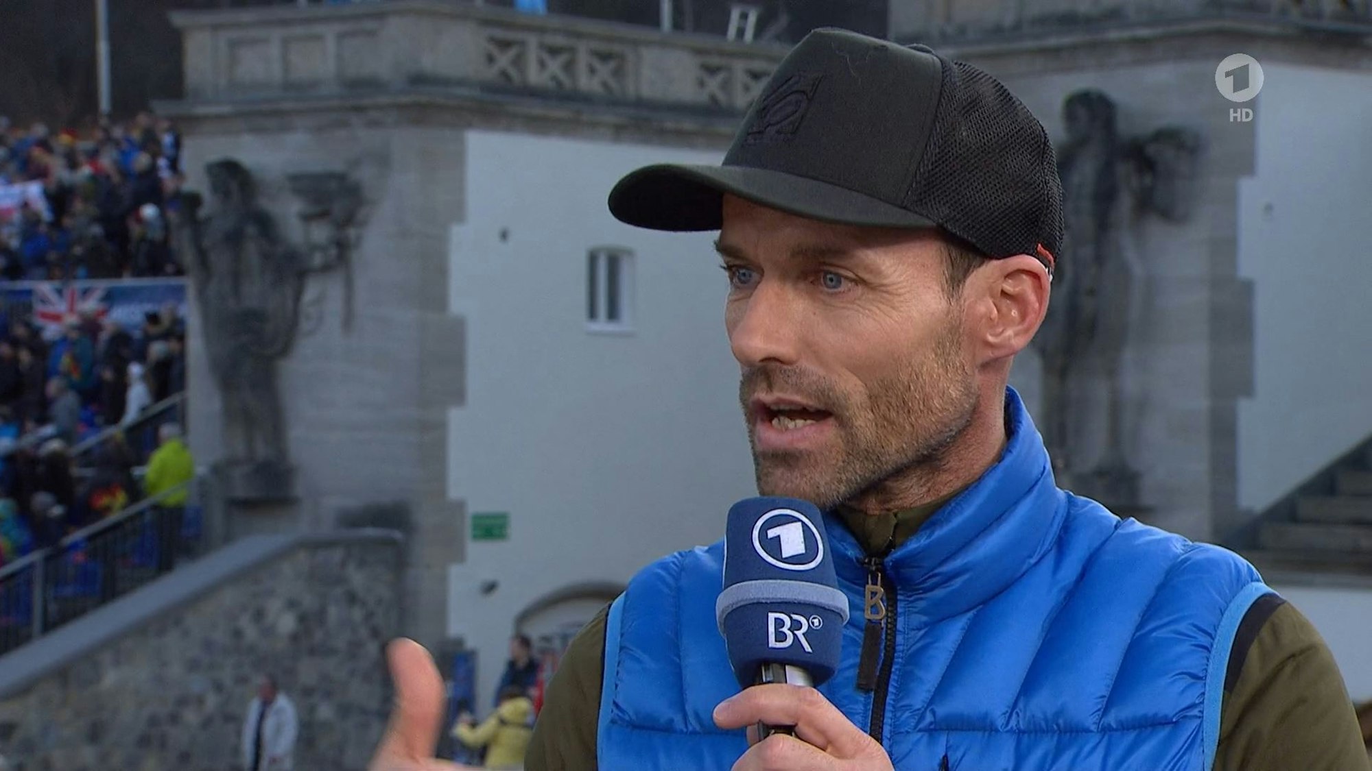 Sven Hannawald redet sich beim Neujahrsspringen in Garmisch-Partenkirchen am ARD-Mikro in Rage.