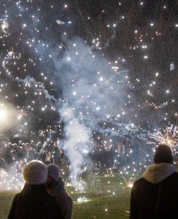 Silvester mit Feuerwerk in der Kölner Innenstadt.
