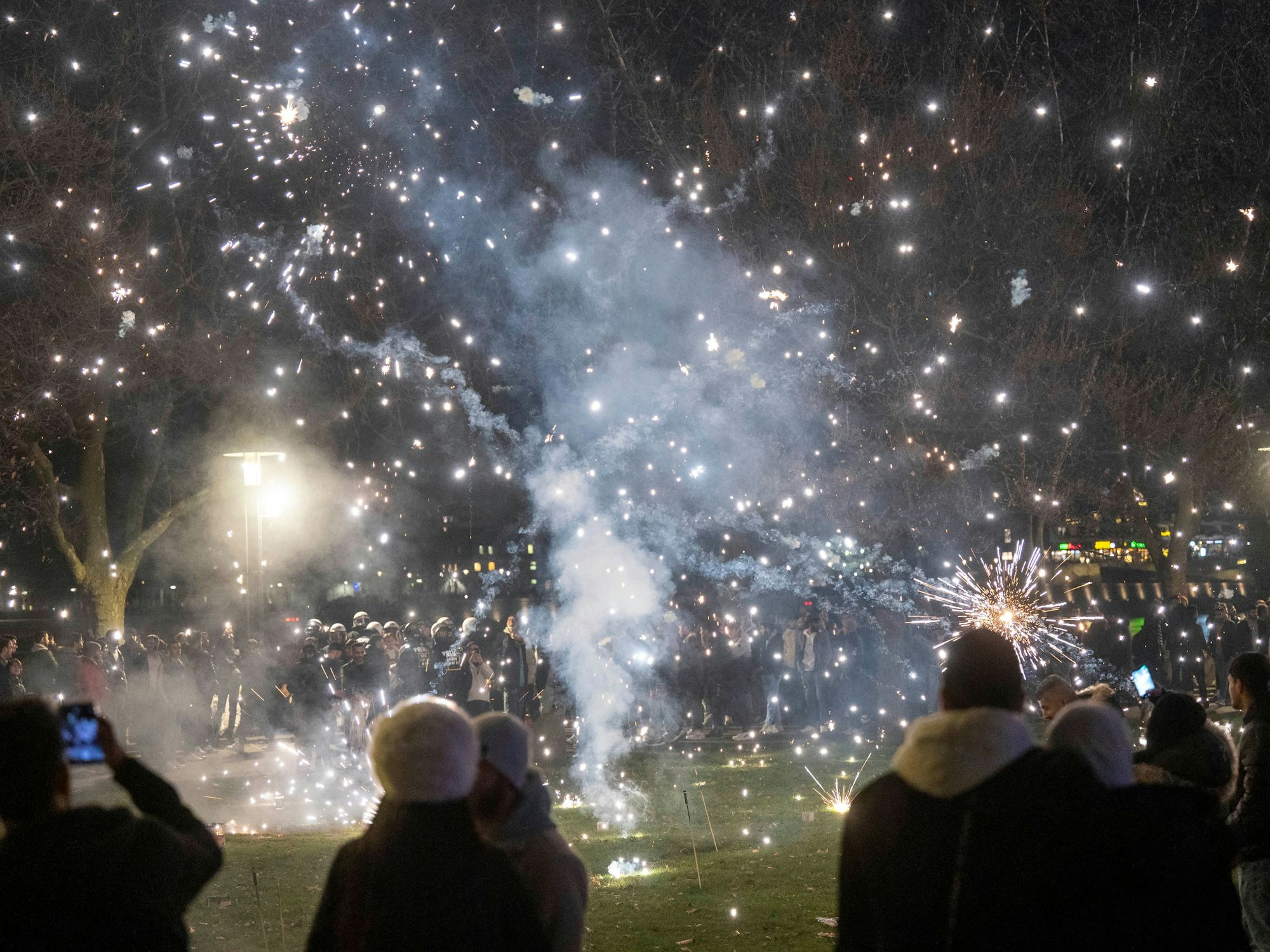 Silvester mit Feuerwerk in der Kölner Innenstadt.
