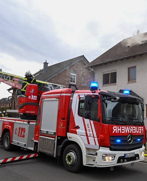 Einsatzkräfte der Feuerwehr sind im Einsatz bei einem Brand an einem Einfamilienhaus.