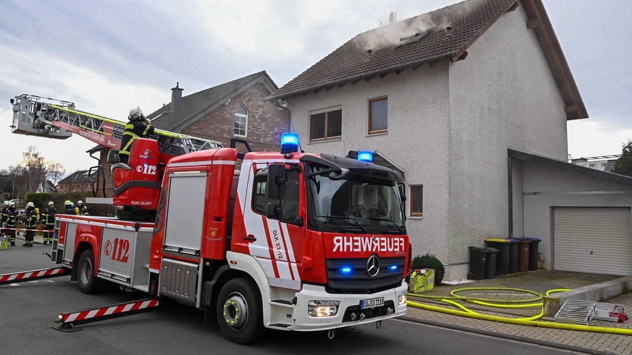 Einsatzkräfte der Feuerwehr sind im Einsatz bei einem Brand an einem Einfamilienhaus.