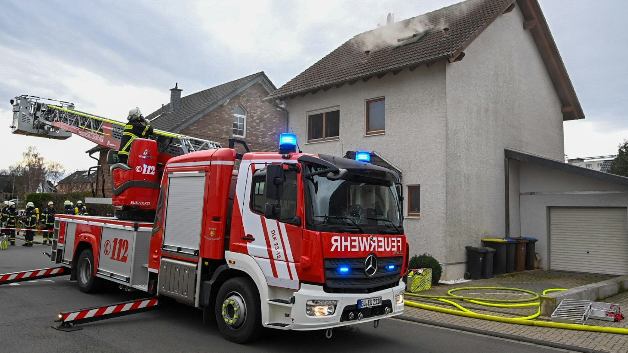 Einsatzkräfte der Feuerwehr sind im Einsatz bei einem Brand an einem Einfamilienhaus.