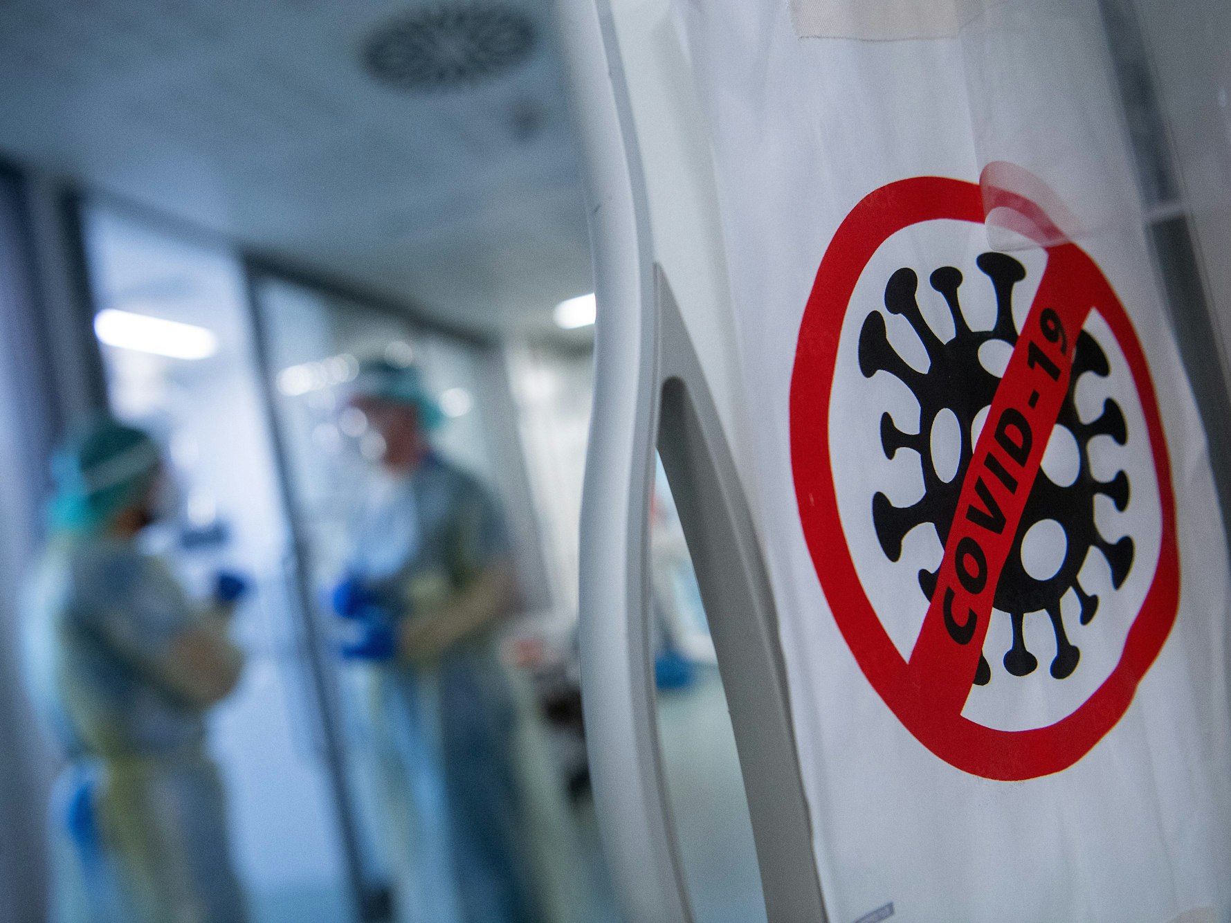 Ein Symbol auf der Intensivstation für Corona-Patienten am Sana Klinikum Offenbach weist auf den Covid-Bereich hin.