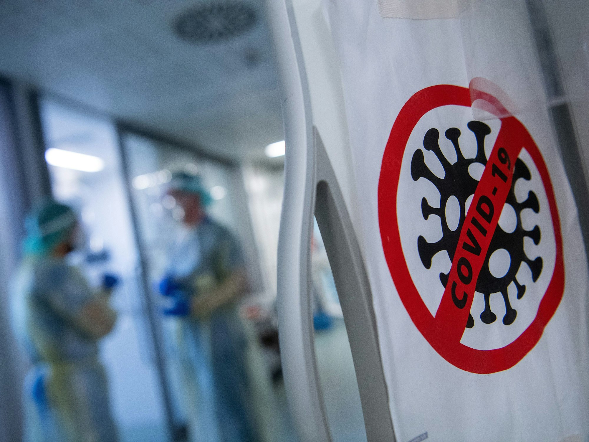 Ein Symbol auf der Intensivstation für Corona-Patienten am Sana Klinikum Offenbach weist auf den Covid-Bereich hin.