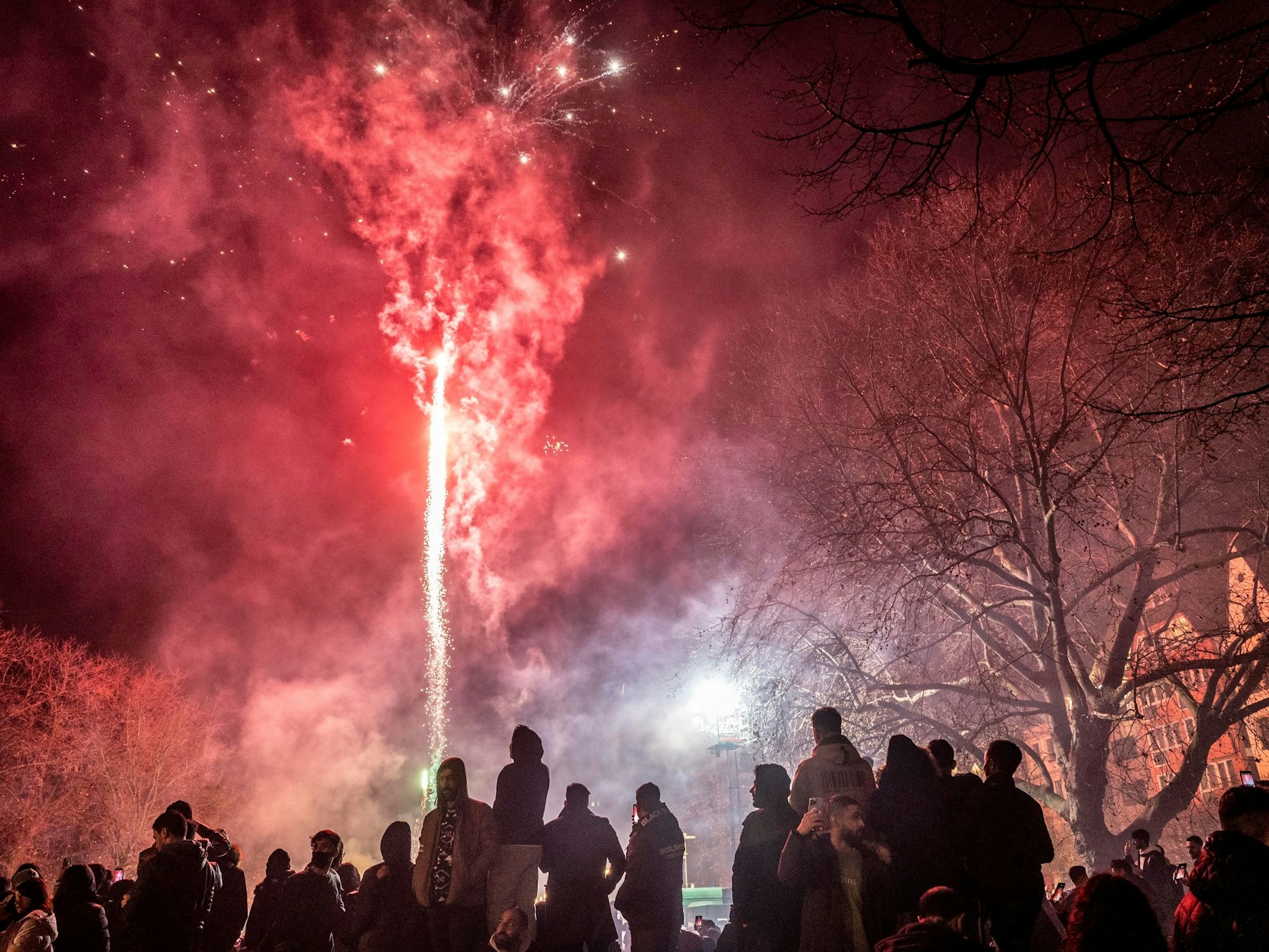 Menschen schauen in den Himmel. Dort