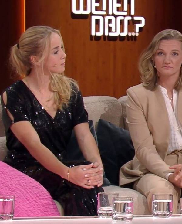 Giulia Gwinn (l.) und Alexandra Popp im Gespräch mit Thomas Gottschalk bei „Wetten, dass..?“
