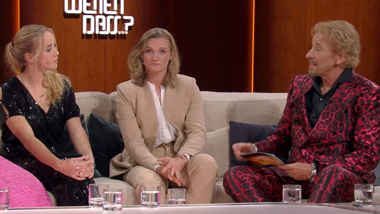 Giulia Gwinn (l.) und Alexandra Popp im Gespräch mit Thomas Gottschalk bei „Wetten, dass..?“