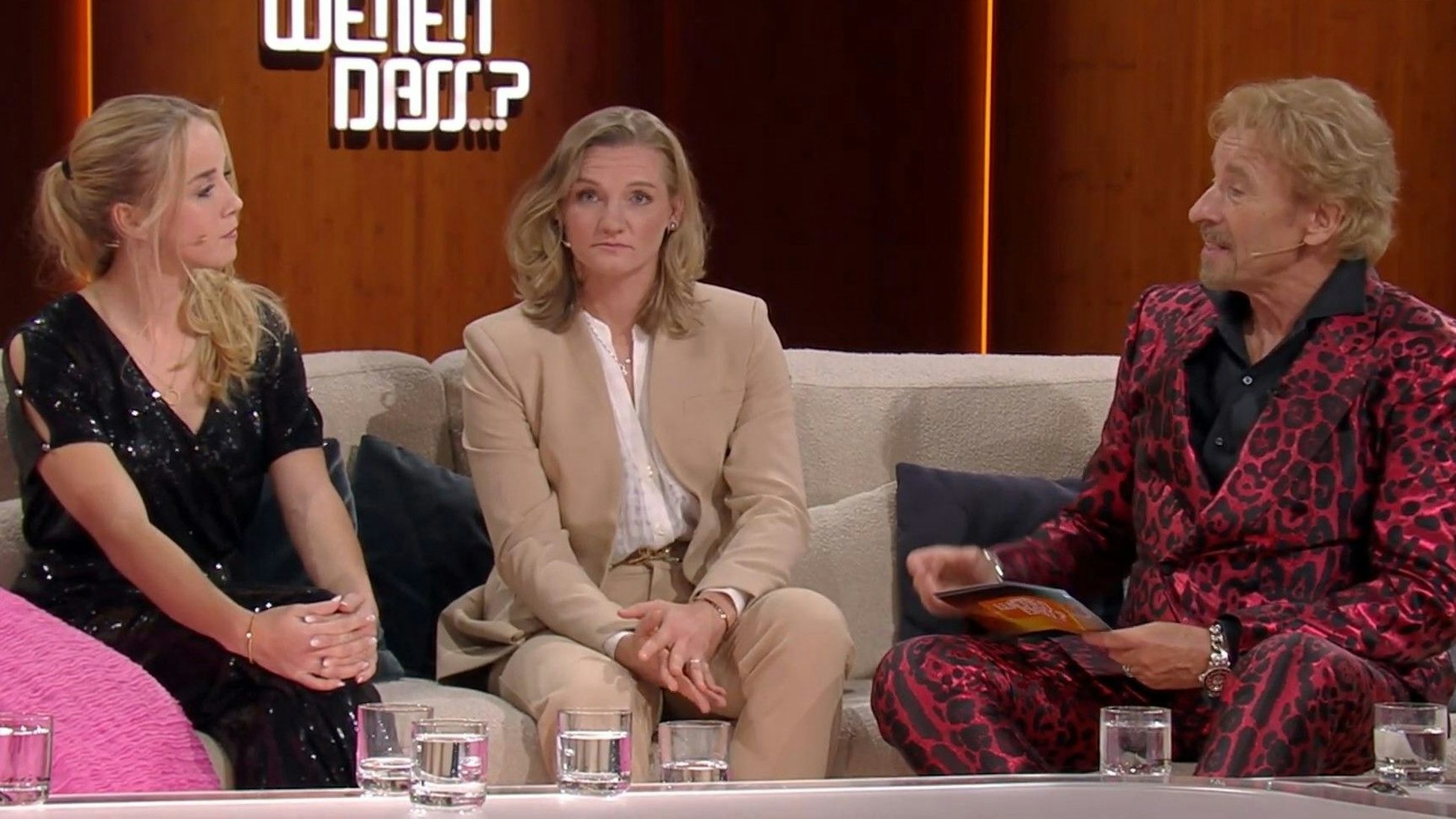Giulia Gwinn (l.) und Alexandra Popp im Gespräch mit Thomas Gottschalk bei „Wetten, dass..?“