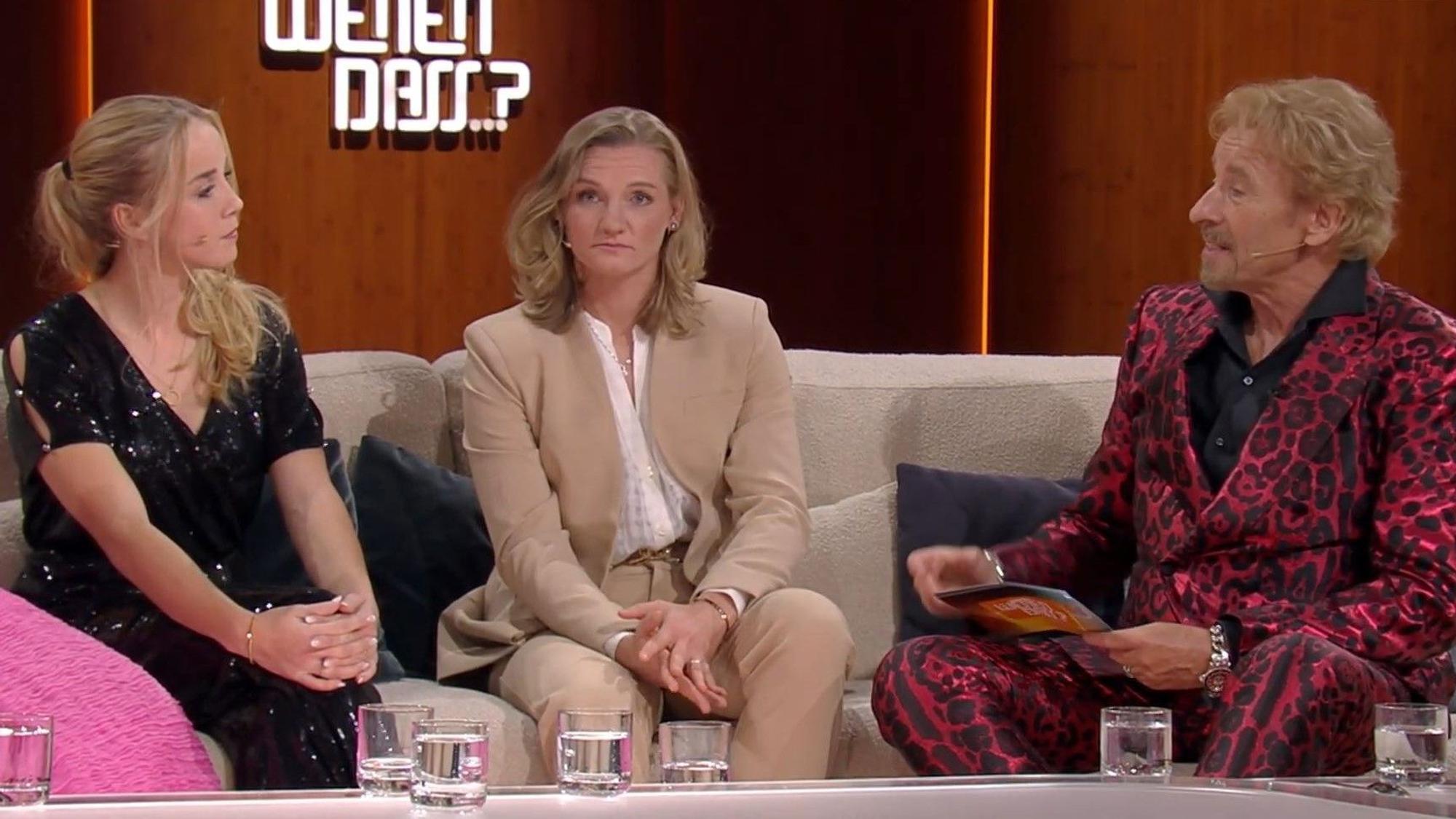 Giulia Gwinn (l.) und Alexandra Popp im Gespräch mit Thomas Gottschalk bei „Wetten, dass..?“
