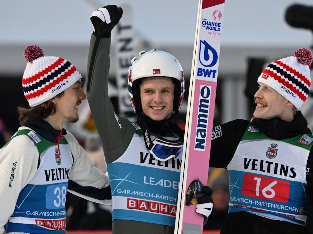 Halvor Egner Granerud (Mitte) jubelt mit seinen Teamkollegen Johann Andre Forfang (l.) und Robert Johansson.