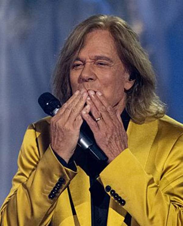 Der deutsche Schlagersänger Jürgen Drews steht in der Fernsehshow „Das große Schlagerjubiläum 2022" auf der Bühne.