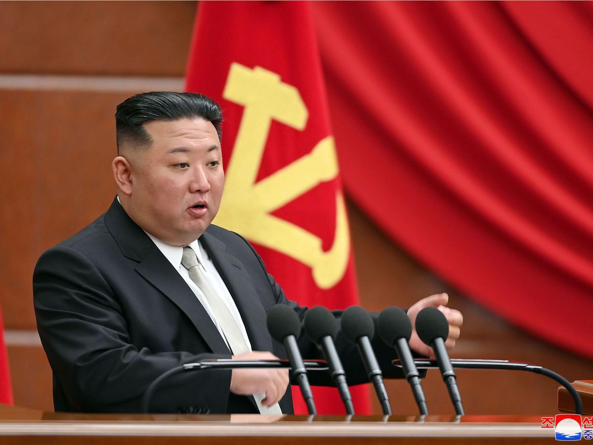 Kim Jong Un spricht am Samstag (31. Dezember) während einer Plenarsitzung des Zentralkomitees der regierenden Arbeiterpartei.