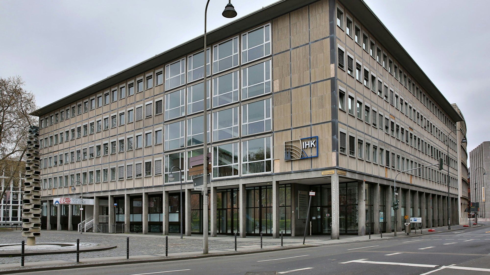 Das Gebäude der Industrie- und Handelskammer (IHK) in Köln. Hier eine Außenansicht.