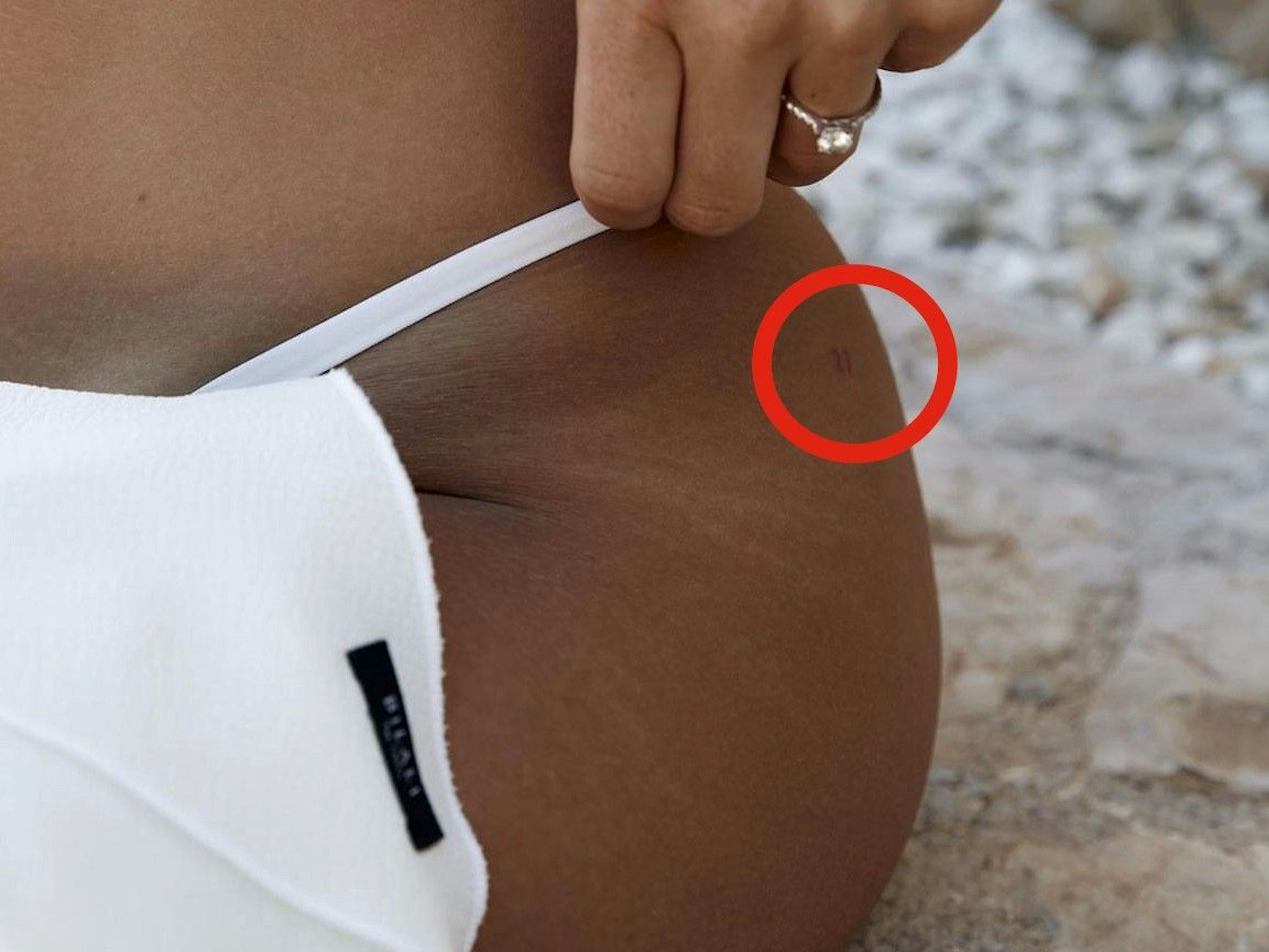 Evelyn Selke trägt die Rückennummer ihres Mannes Davie als Mini-Tattoo auf ihrem Po.