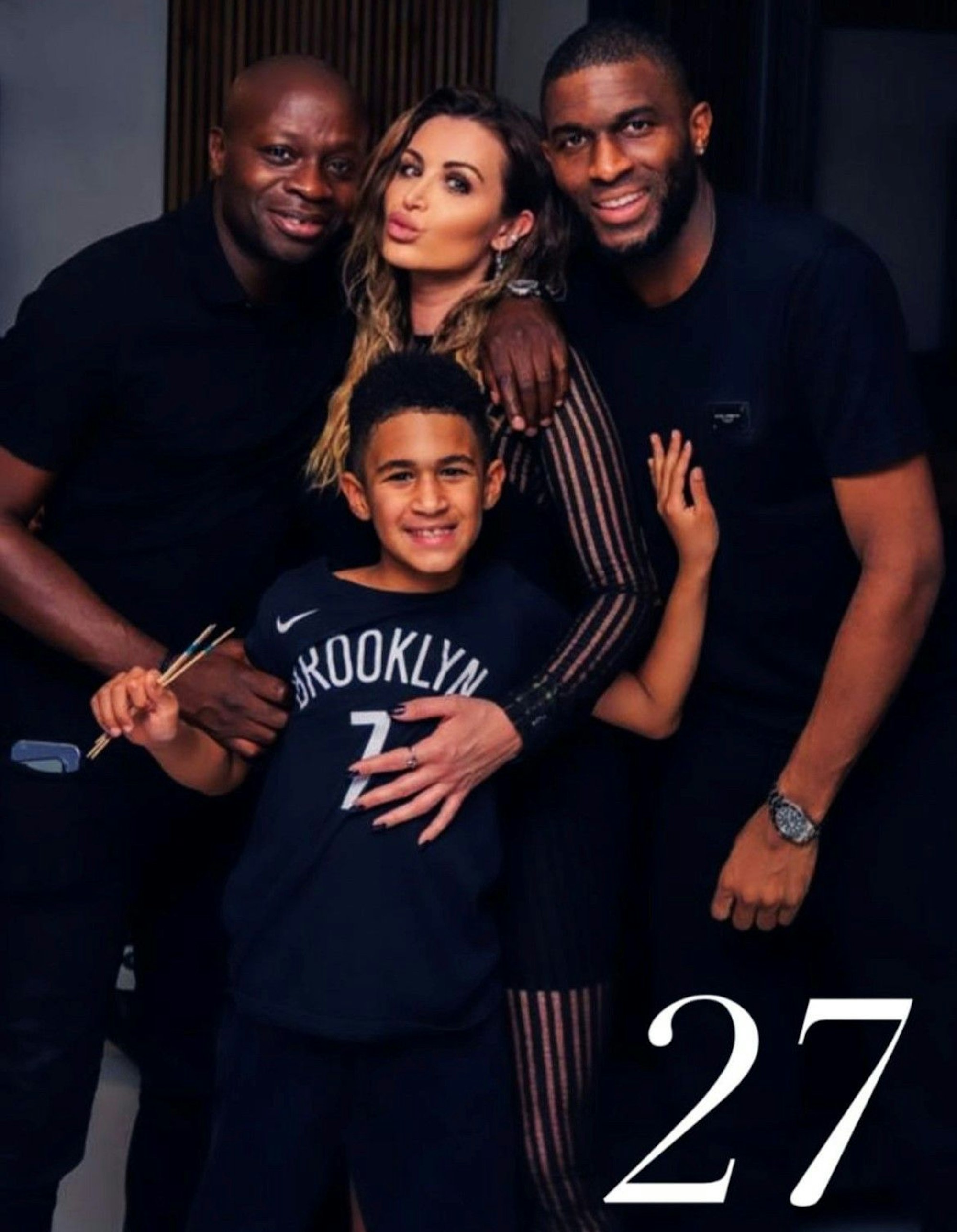 Anthony Modeste lächelt mit seiner Familie und seinem Berater in die Kamera.