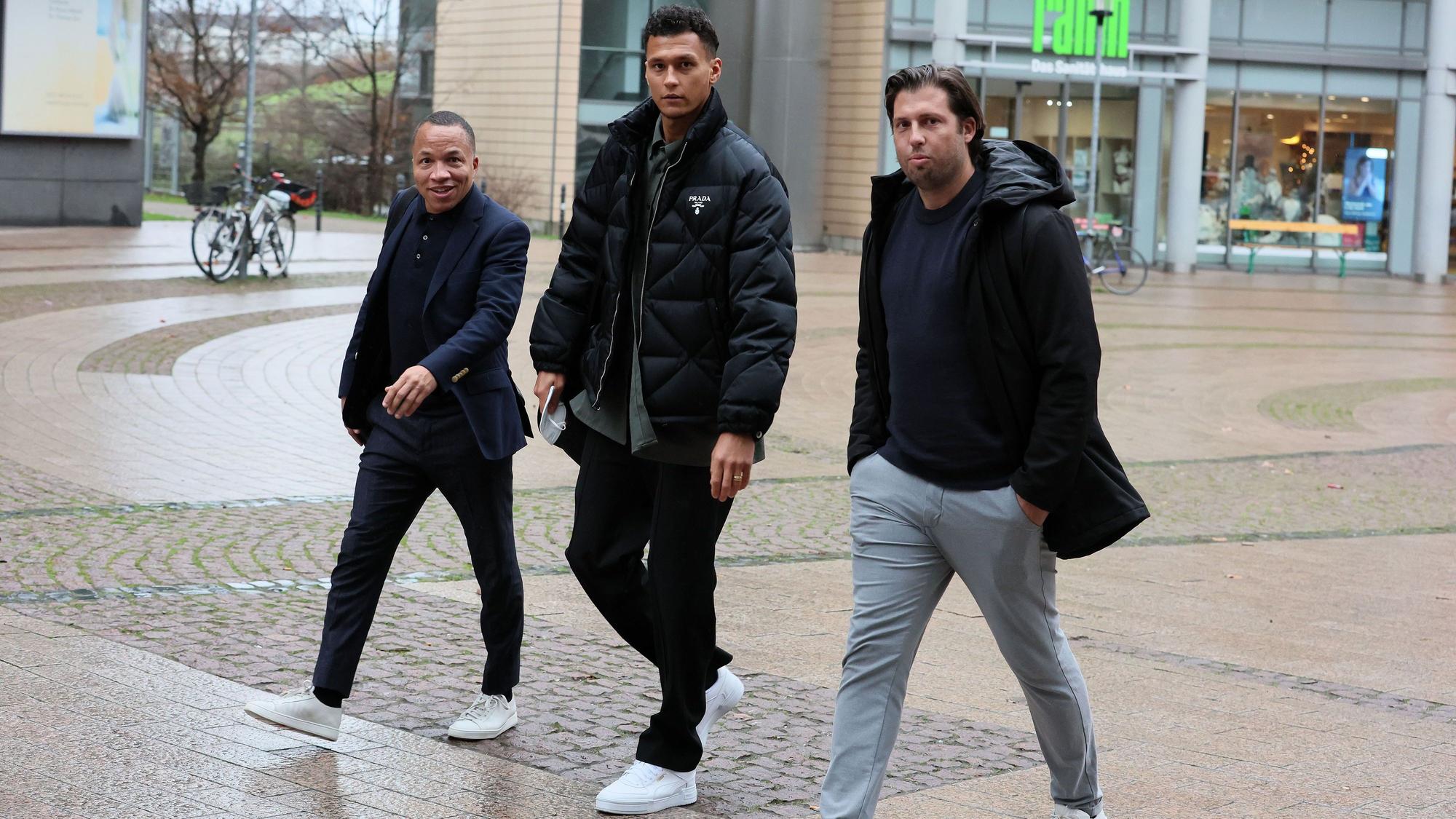 Davie Selke (M.) am Montagvormittag mit Berater Akeem Adewunmi (l.) und Teambetreuer Marius Laux auf dem Weg zum Medizincheck.