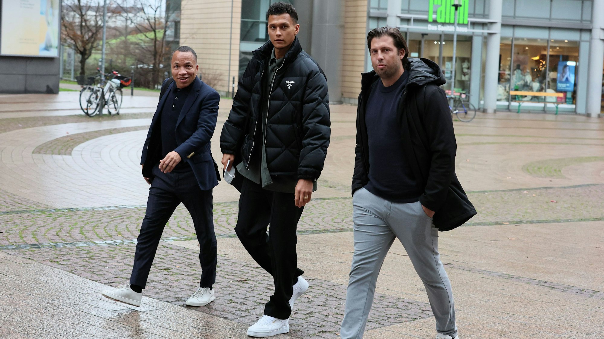 Davie Selke (M.) am Montagvormittag mit Berater Akeem Adewunmi (l.) und Teambetreuer Marius Laux auf dem Weg zum Medizincheck.