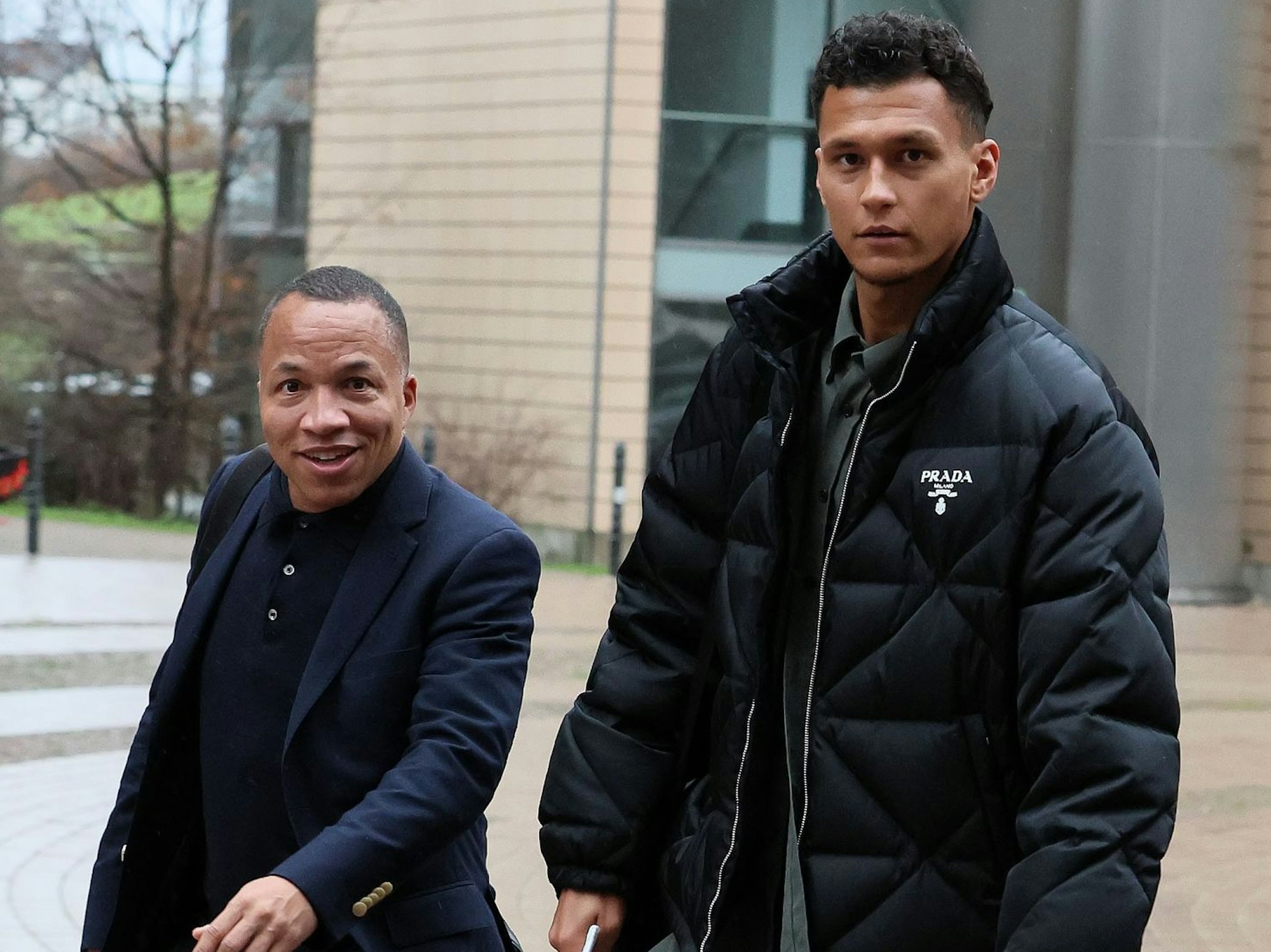 Davie Selke (M.) am Montagvormittag mit Berater Akeem Adewunmi (l.) und Teambetreuer Marius Laux auf dem Weg zum Medizincheck.