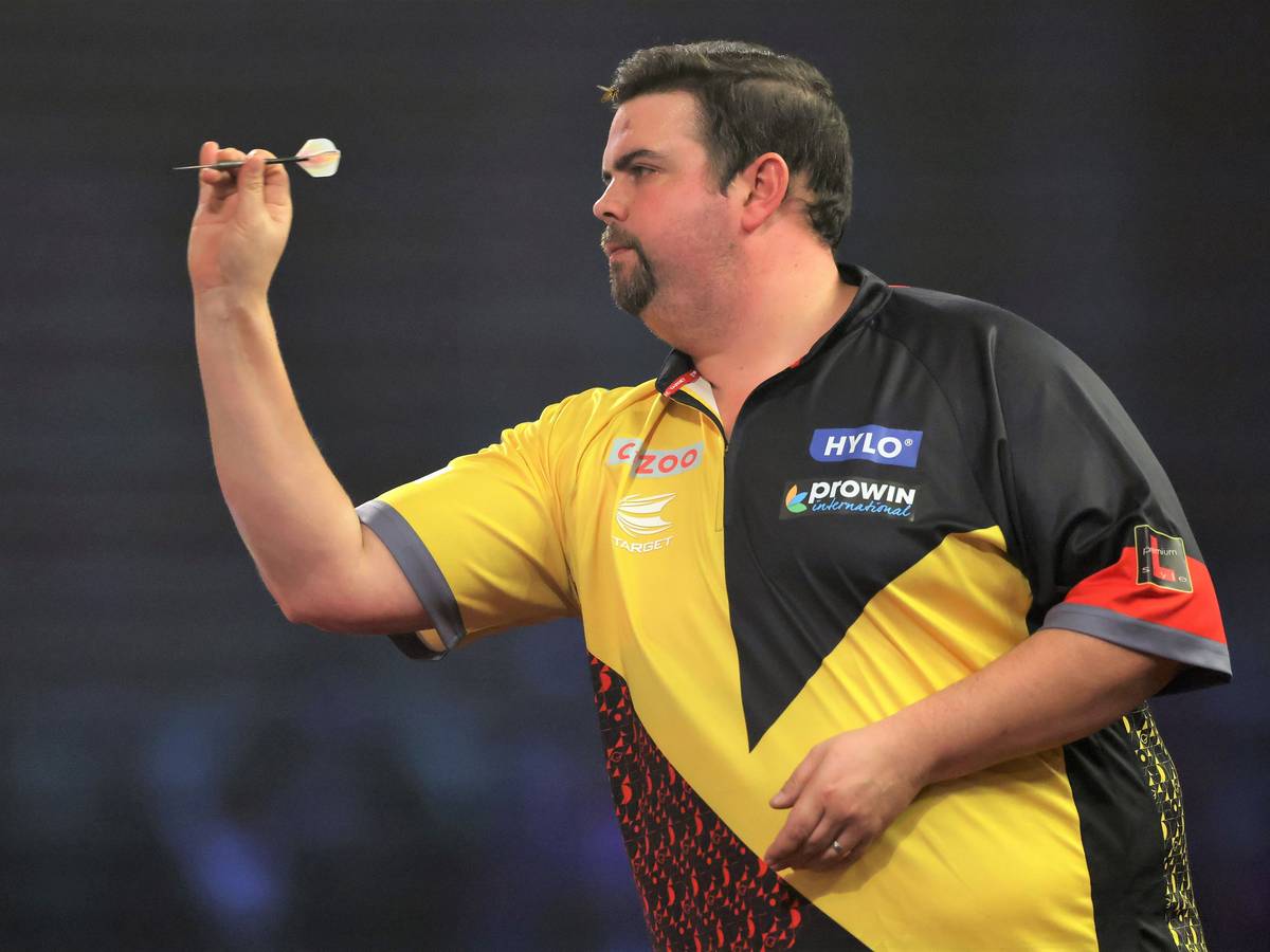 Gabriel Clemens wirft im Viertelfinale der Darts-WM einen Pfeil Richtung Board.