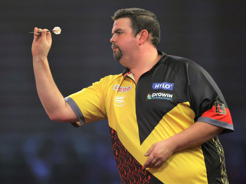 Gabriel Clemens wirft im Viertelfinale der Darts-WM einen Pfeil Richtung Board.