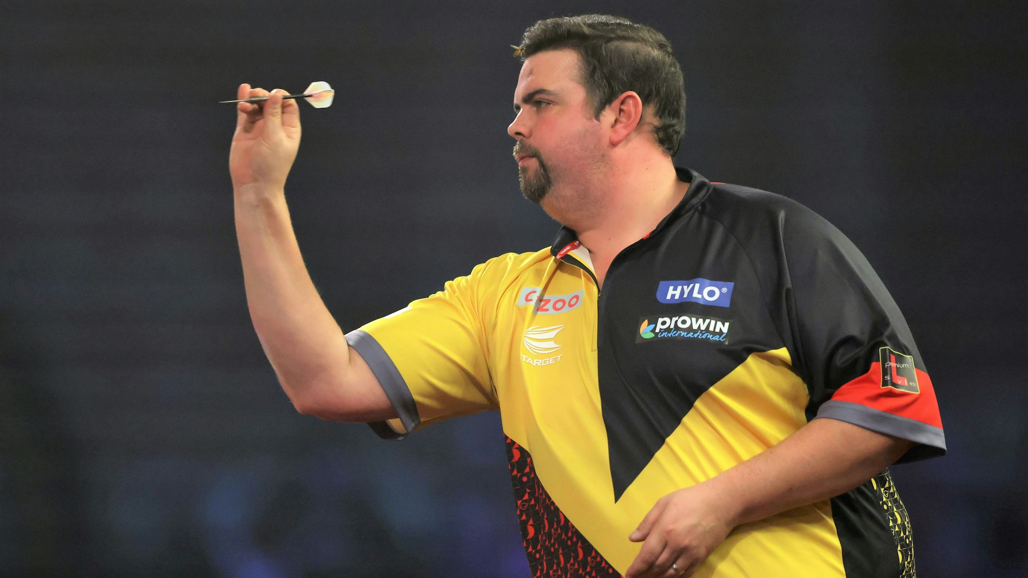 Gabriel Clemens wirft im Viertelfinale der Darts-WM einen Pfeil Richtung Board.