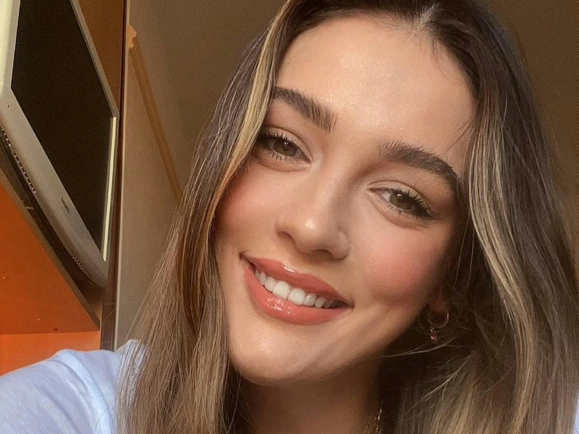 Die türkische Volleyball-Nationalspielerin lächelt auf diesem Selfie in die Kamera.