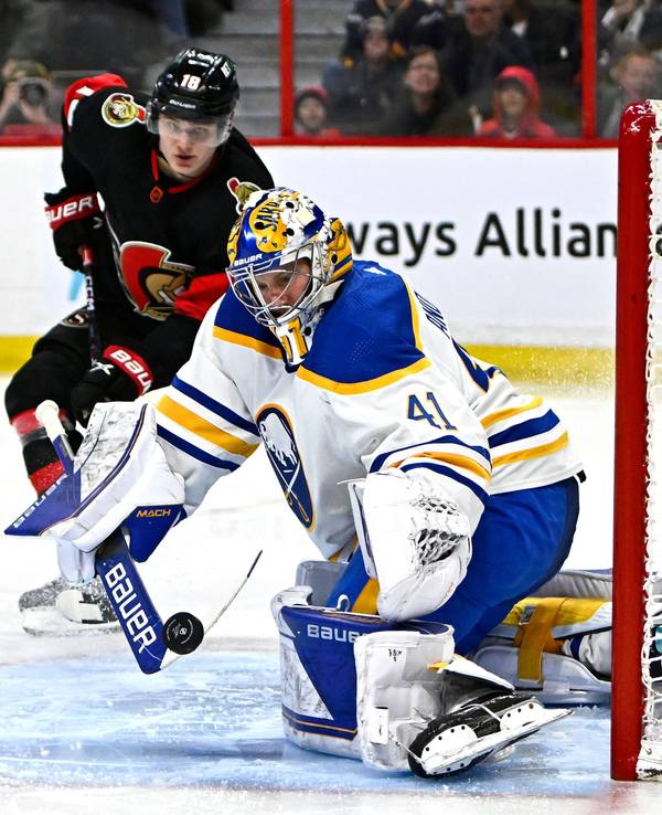 Buffalos Keeper Craig Anderson (r.) pariert einen Schuss von Tim Stützle.