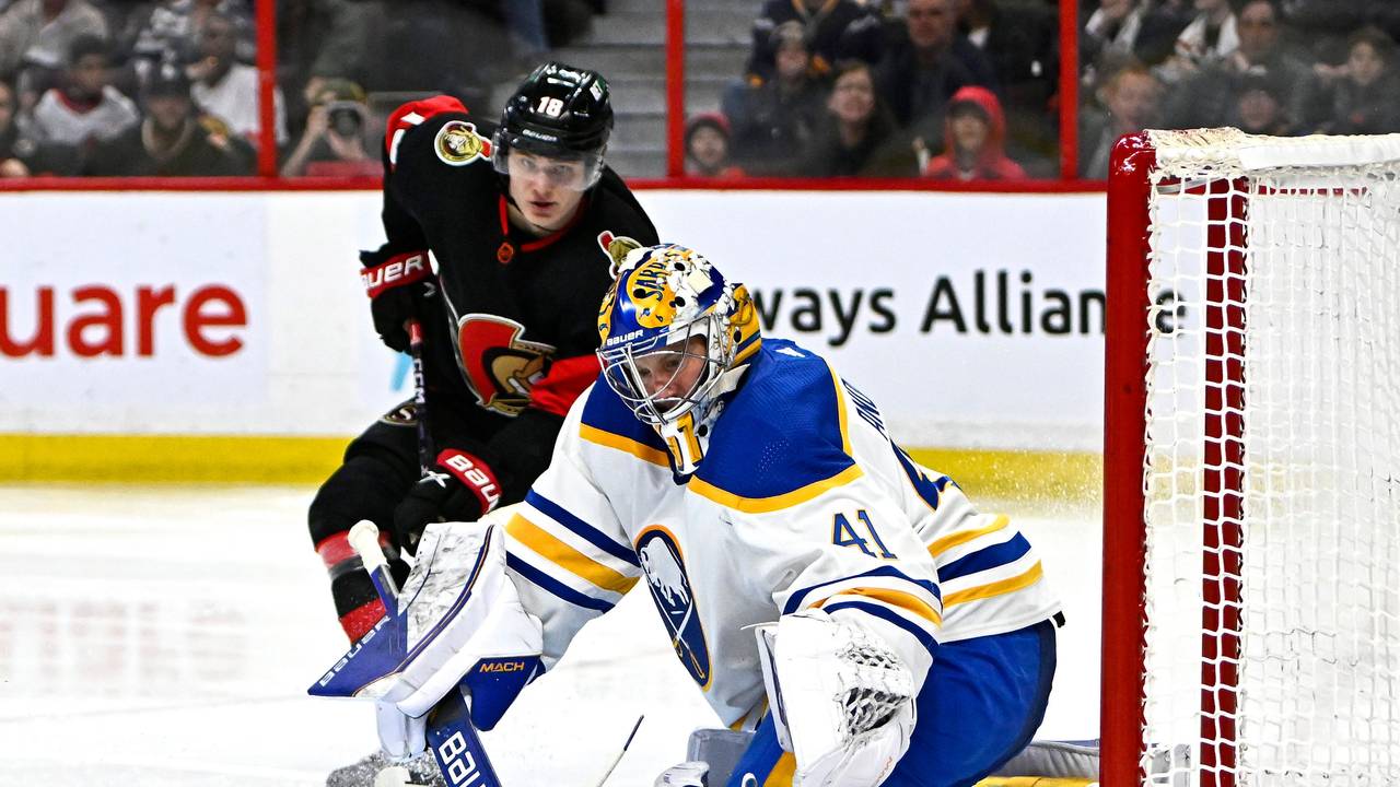 Buffalos Keeper Craig Anderson (r.) pariert einen Schuss von Tim Stützle.