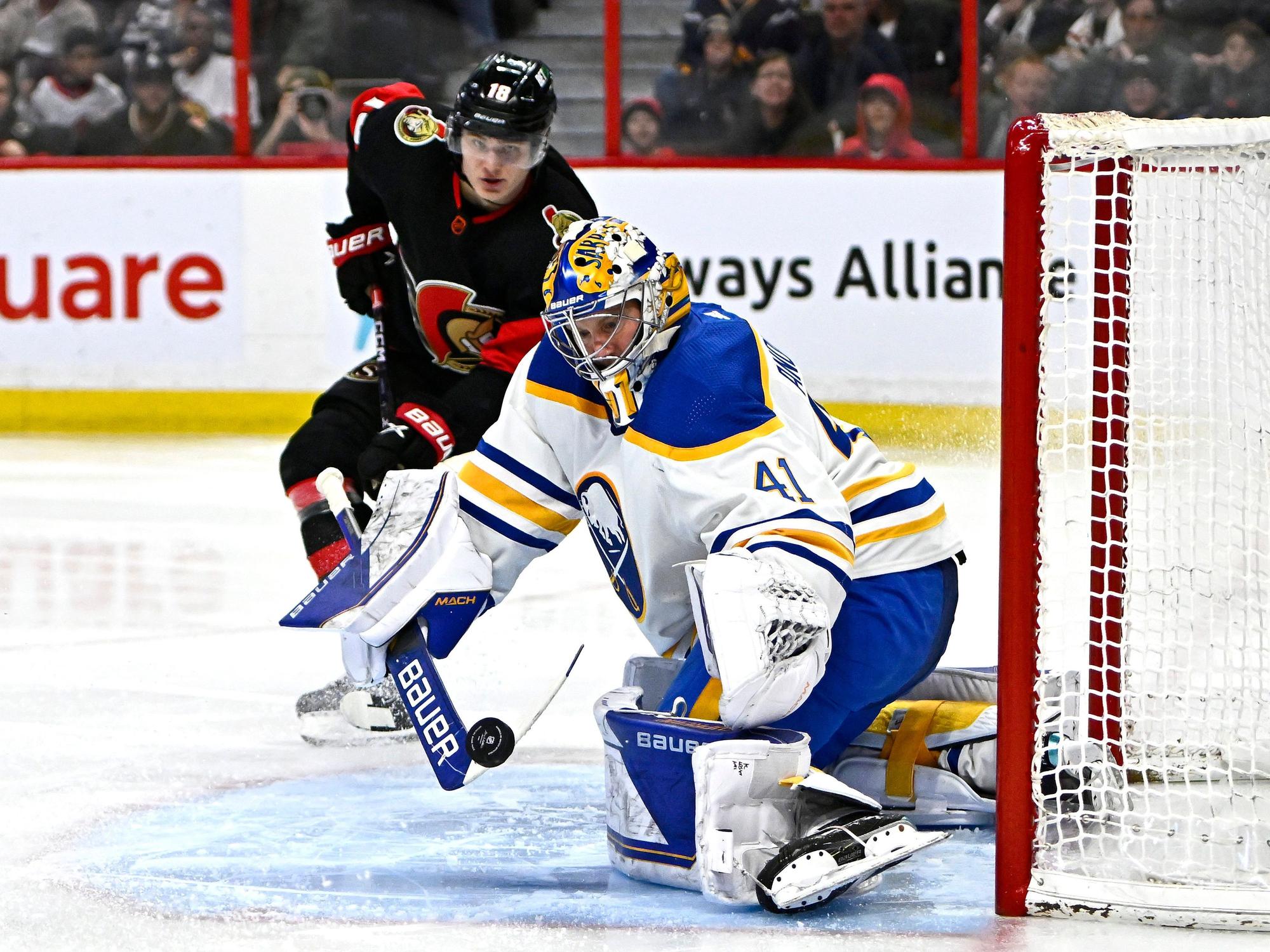 Buffalos Keeper Craig Anderson (r.) pariert einen Schuss von Tim Stützle.