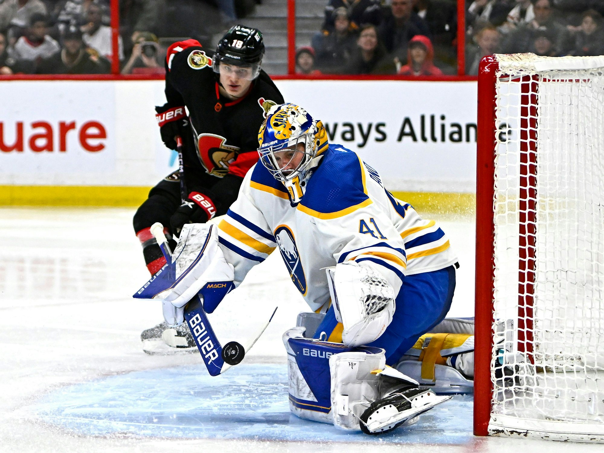 Buffalos Keeper Craig Anderson (r.) pariert einen Schuss von Tim Stützle.