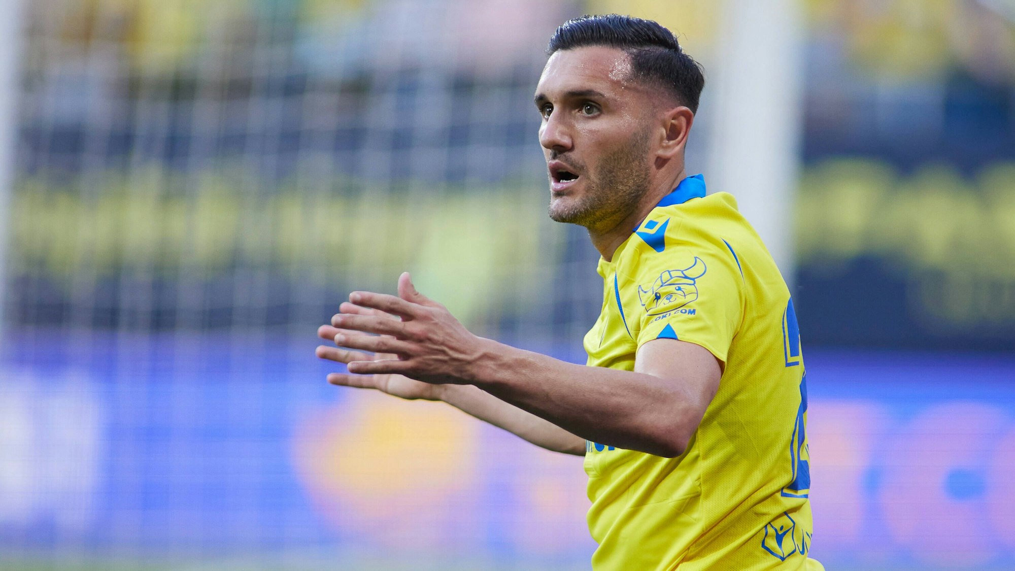 Lucas Pérez hebt im Spiel des FC Cádiz gegen Real Madrid fragend die Arme