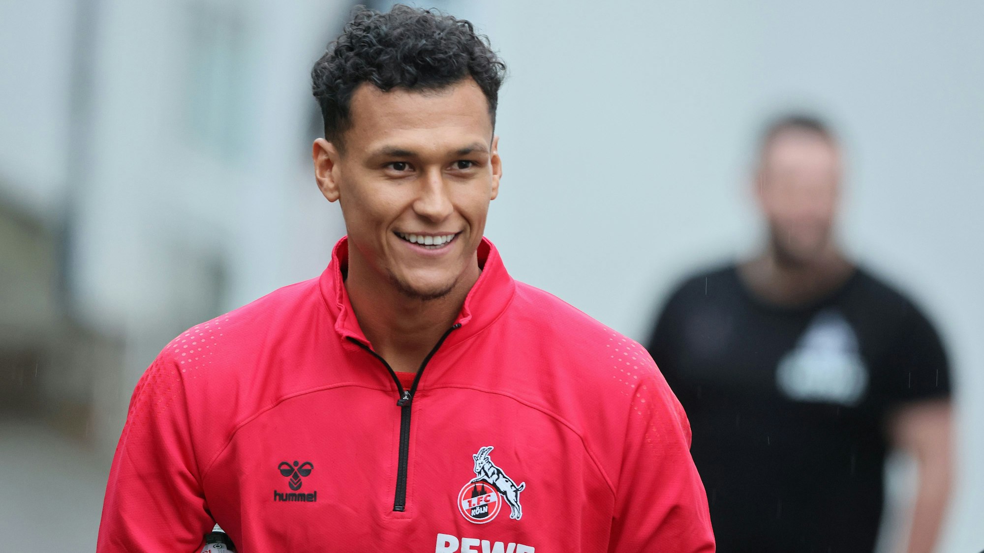 Davie Selke kommt lachend zum Training des 1. FC Köln.