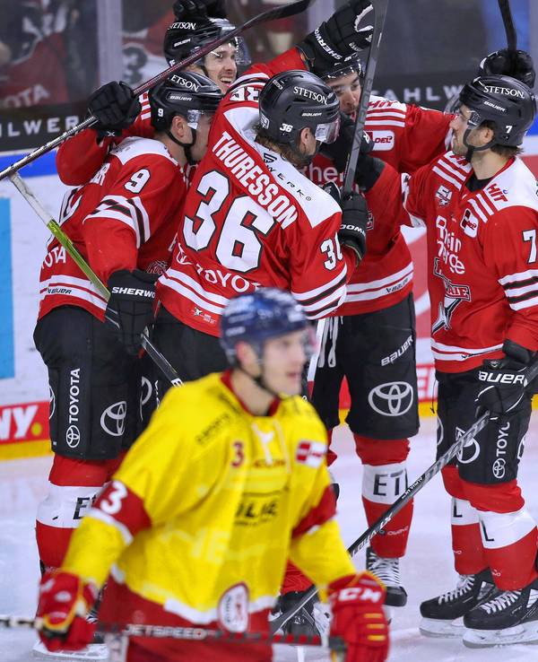 Louis-Marc Aubry von Kölner Haie erziehlt den Treffer zum 3:1 gegen Düsseldorf und steht jubelnd auf dem Eis.