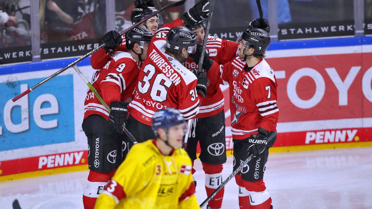 Louis-Marc Aubry von Kölner Haie erziehlt den Treffer zum 3:1 gegen Düsseldorf und steht jubelnd auf dem Eis.