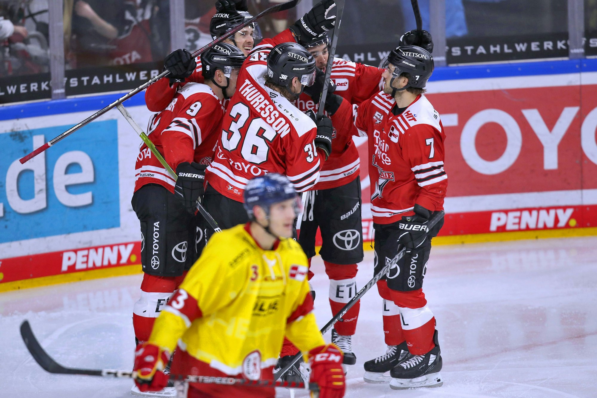 Louis-Marc Aubry von Kölner Haie erziehlt den Treffer zum 3:1 gegen Düsseldorf und steht jubelnd auf dem Eis.