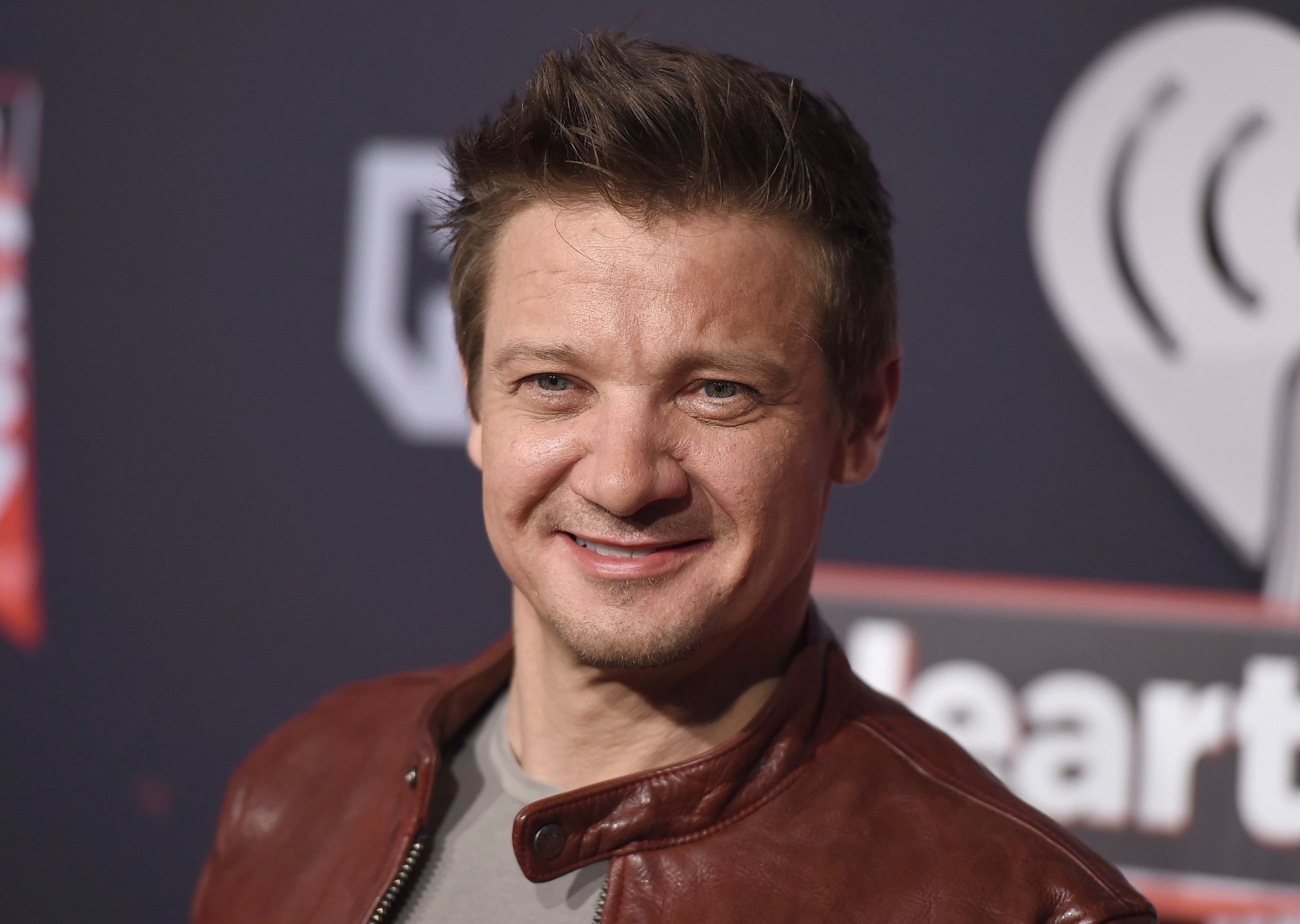 Der US-Schauspieler Jeremy Renner kommt zur Verleihung der „iHeartRadio“ Music Awards.
