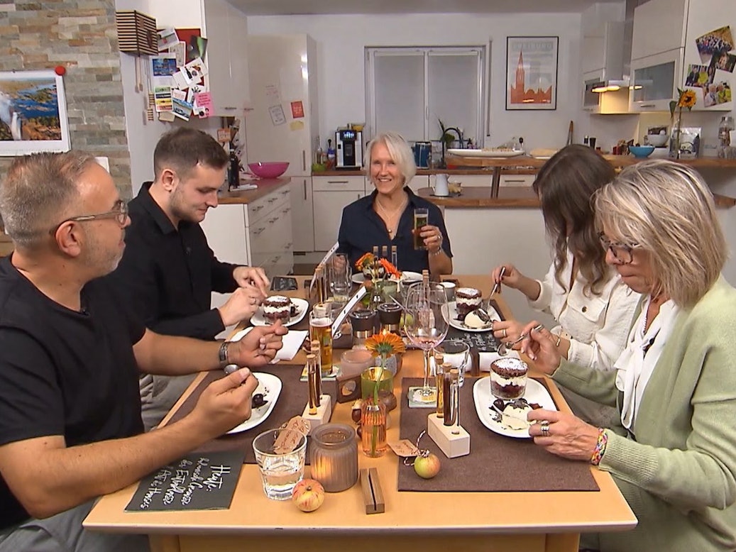 Die Stuttgarter Dinner-Runde stößt mit Kölsch an.