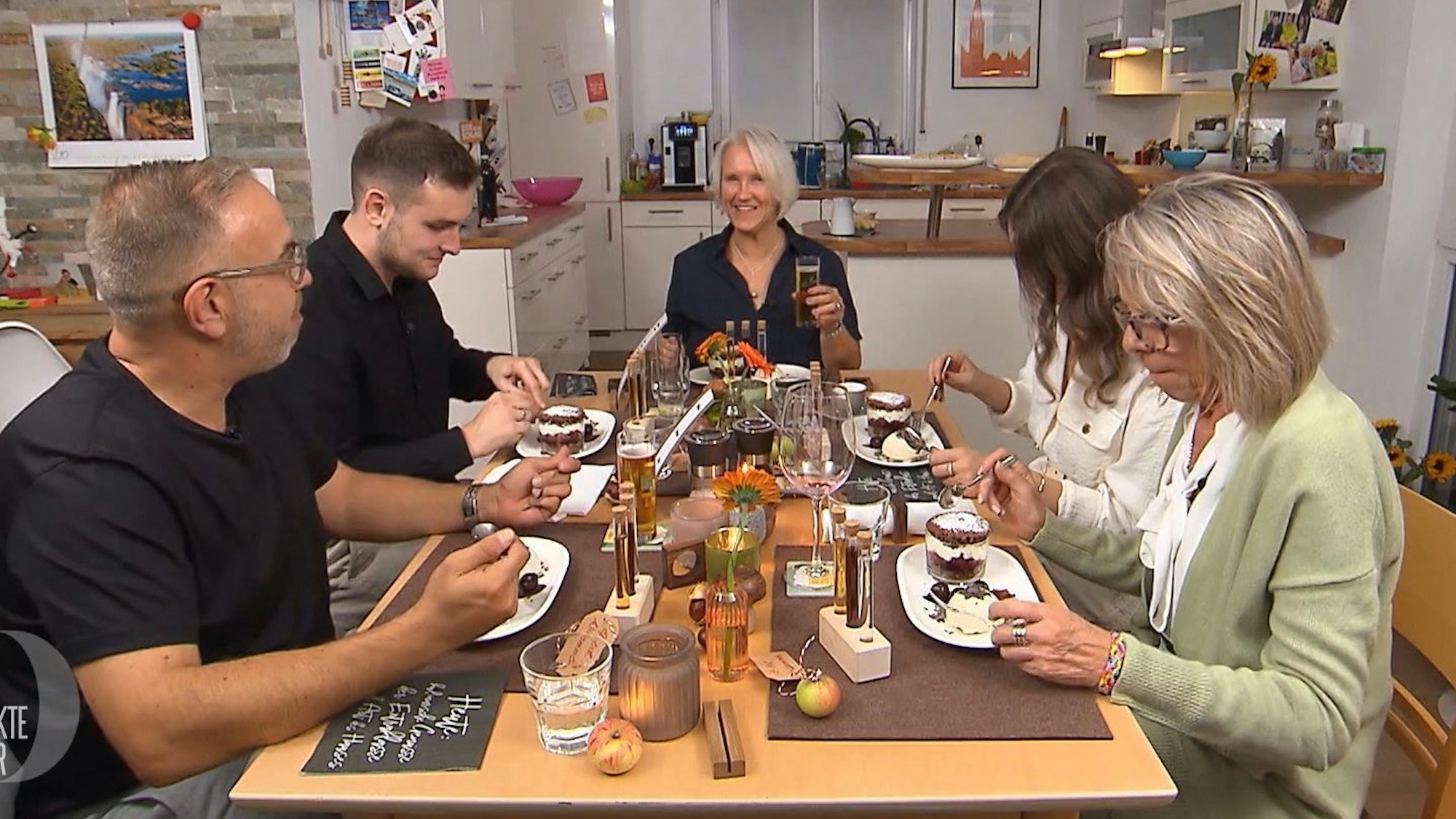 Die Stuttgarter Dinner-Runde stößt mit Kölsch an.