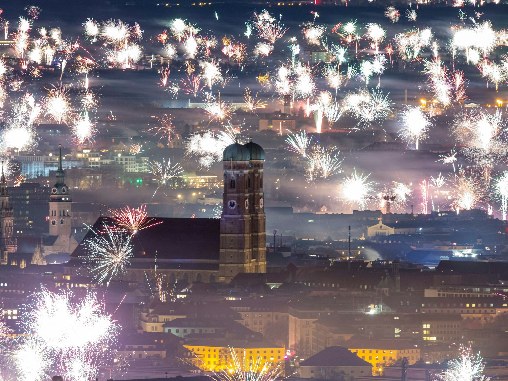 Silvesterfeuerwerk ist zum Jahreswechsel über der Kulisse der Stadt zu sehen.